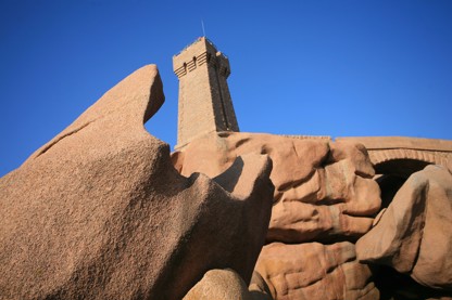 France, Bretagne, Cotes d'Armor, cote de granit rose, ploumanach, phare de pors kamor, rochers aux formes evocatrices, main tenant le phare,