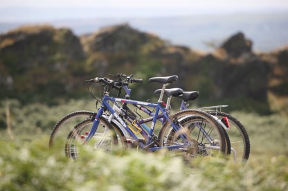 France, Bretagne, Finistere, monts d'arree, au sommet du roc'h trevezel, point culminant a 364 metres, rochers, paysage, velos, cyclotourisme,