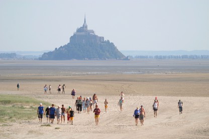 France, Basse Normandie, Manche, pays de la baie du Mont-Saint-Michel, 
paysage de dunes du bec d'Andaine
baie du Mont-Saint-Michel, traversee de la baie, touristes, pelerins,