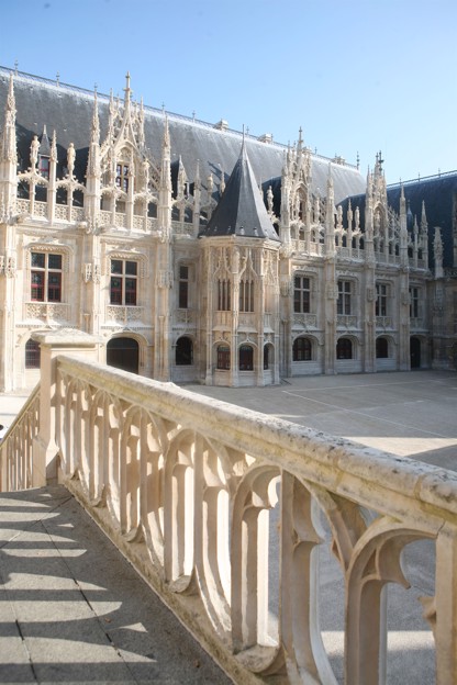 France, Haute Normandie, Seine Maritime, Rouen, palais de justice, tribunal, institution, monument historique restaure en 2007, neo gothique, cour d'honneur, palais royal, tour centrale, grand escalier,