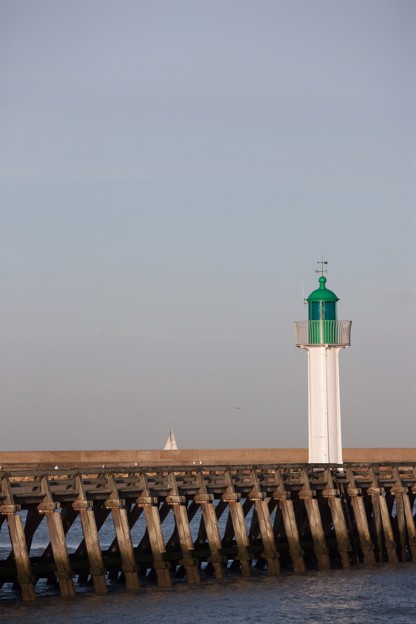 France, region Basse Normandie, Calvados, Cote fleurie, Trouville-sur-Mer, plage, jetee, estacade, phare, mer