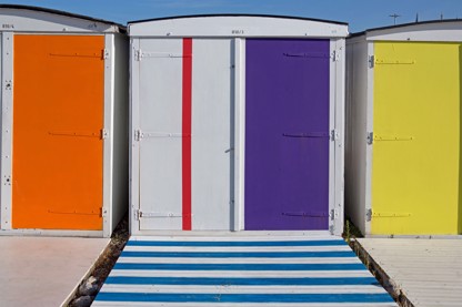 Le Havre, cabines aux portes de colorées, œuvre de Karel Mertens