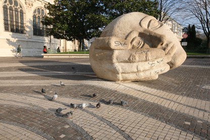 France, Paris 1e, les halles, place rene cassin, sculpture "l'ecoute de henry de milller, tete et main sur l'oreille, pigeons,