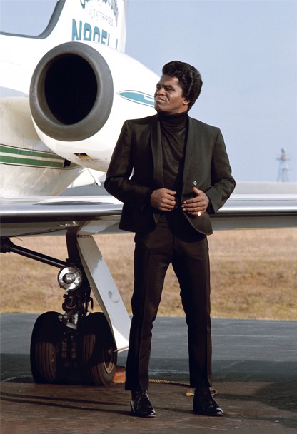 James Brown près de son avion privé à l'aéroport de Long Island.