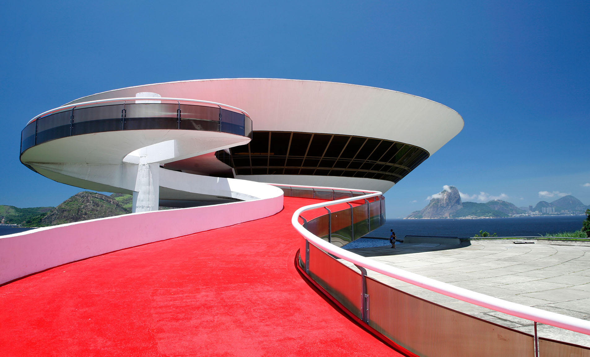 Oscar Niemeyer Niterói Contemporary Art Museum (Museu de Arte Contemporânea de Niterói — MAC)