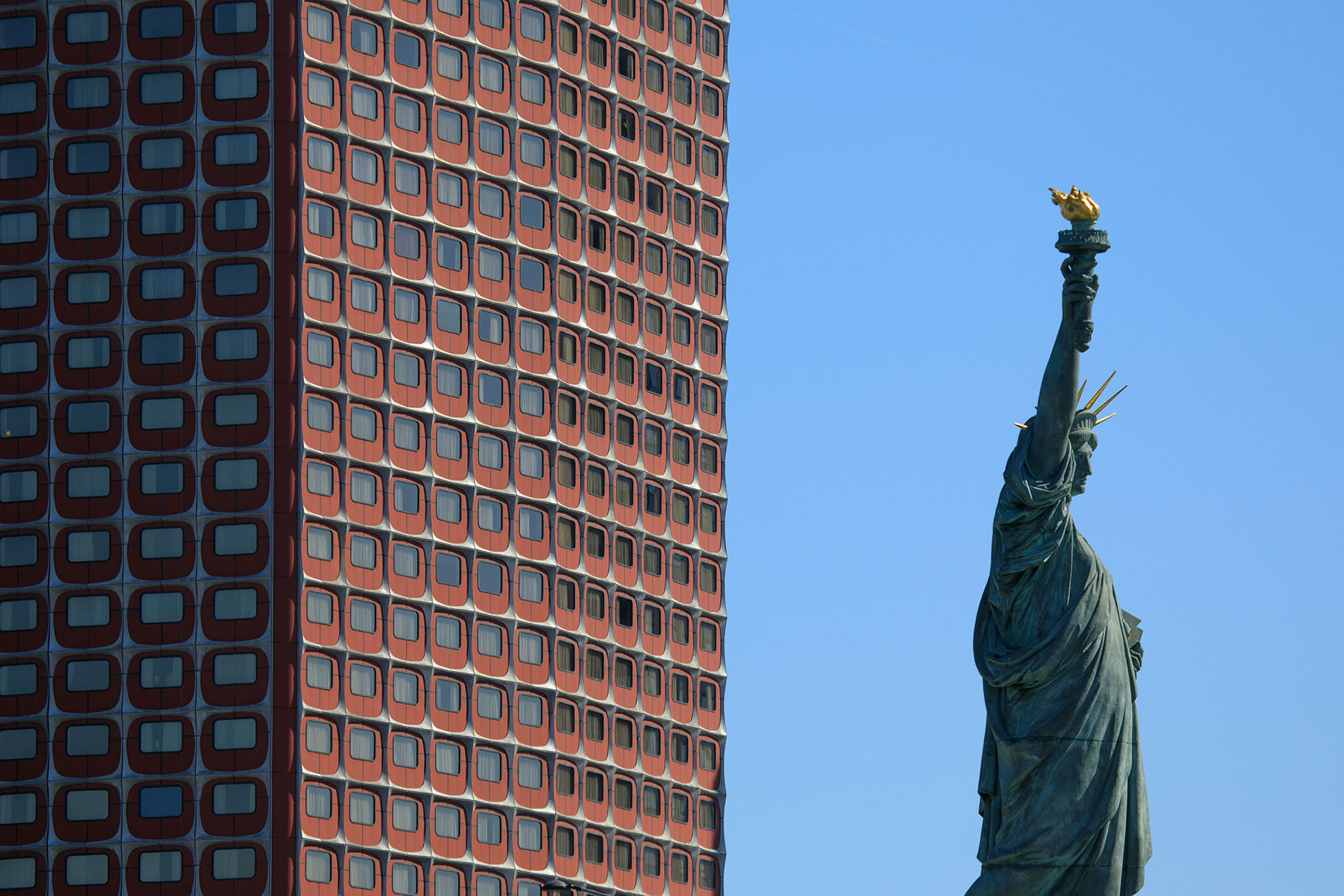 Paris, statue de la Liberté devant les tours du quartier Beaugrenelle