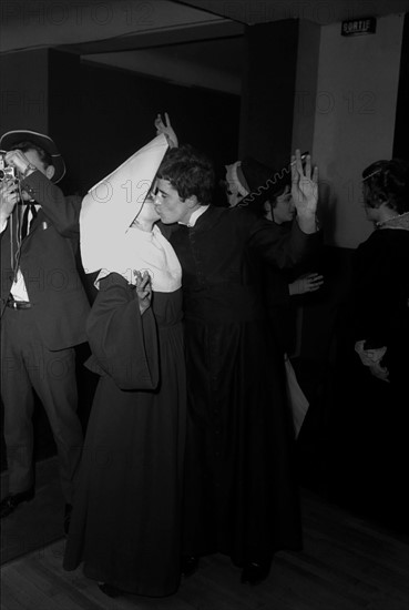 Fancy-dress party at the Golf-Drouot, 1964