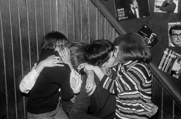 Couples kissing at the Golf-Drouot, 1964