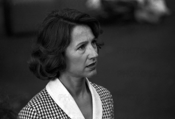 Nathalie Baye on the set of the film 'La Baule-les Pins'