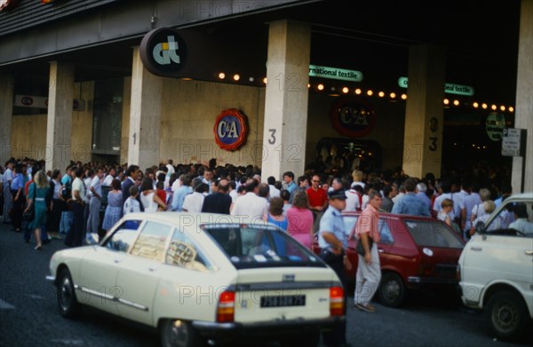 Spectateurs attendant d'entrer sur le plateau de la Roue de la Fortune