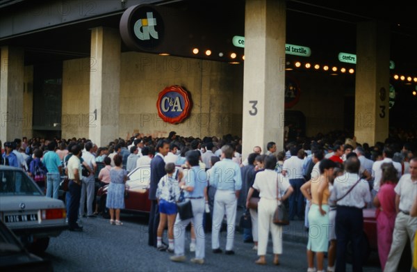 Spectateurs attendant d'entrer sur le plateau de la Roue de la Fortune