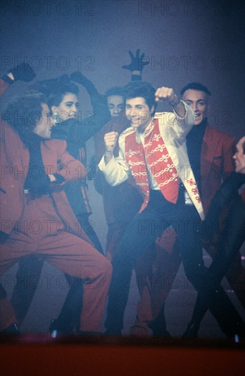 Jean-Luc Lahaye et les danseurs des ballets de Rheda