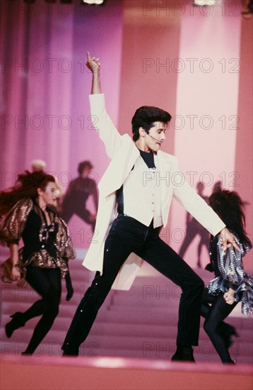 Jean-Luc Lahaye et les danseurs des ballets de Rheda