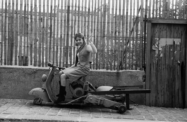 Jeune femme sur un scooter