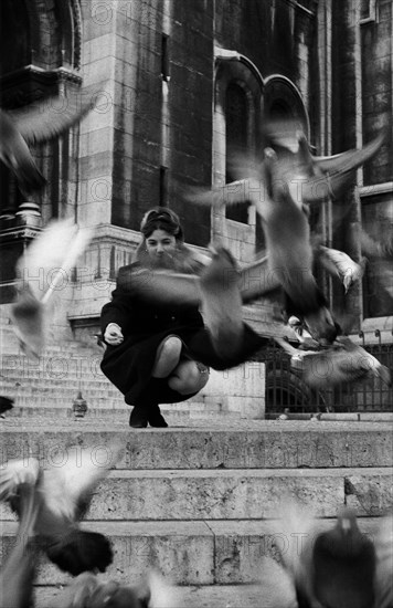Jeune femme avec des pigeons