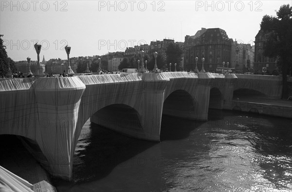 Le Pont Neuf à Paris, empaqueté par Christo, 1985