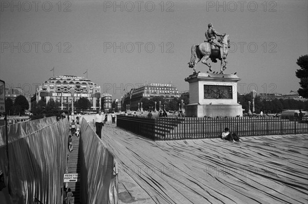 Le Pont Neuf à Paris, empaqueté par Christo, 1985