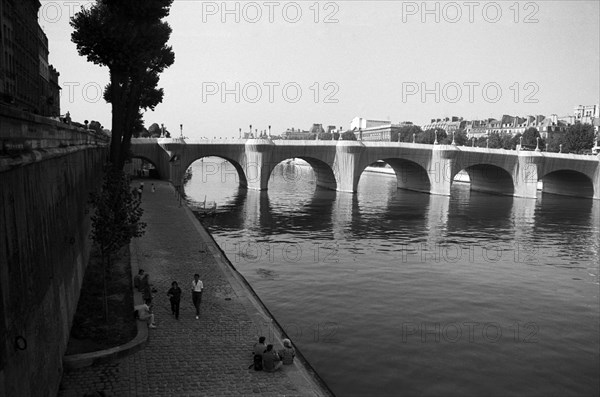 Le Pont Neuf à Paris, empaqueté par Christo, 1985