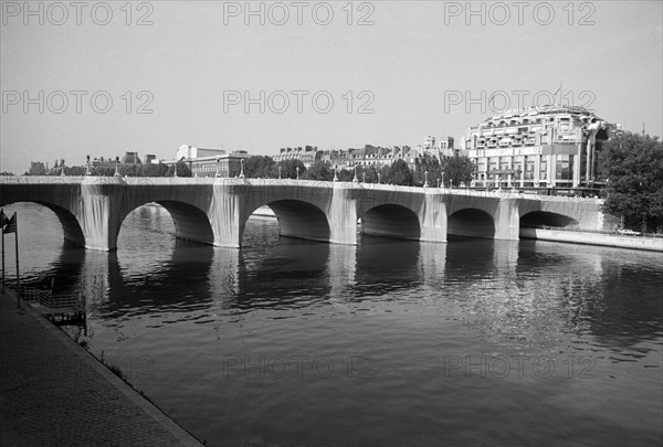 Le Pont Neuf à Paris, empaqueté par Christo, 1985