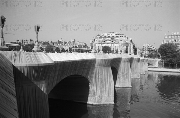 Le Pont Neuf à Paris, empaqueté par Christo, 1985