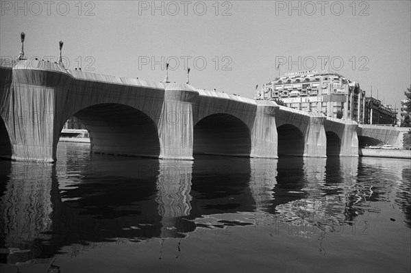 Le Pont Neuf à Paris, empaqueté par Christo, 1985