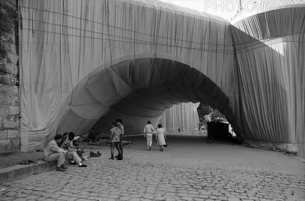 Le Pont Neuf à Paris, empaqueté par Christo, 1985