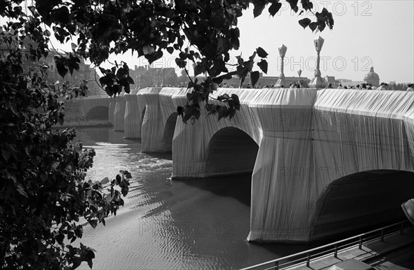 Le Pont Neuf à Paris, empaqueté par Christo, 1985