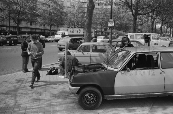 Journalistes préparant leur matériel
