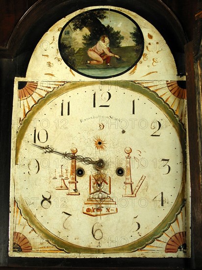 Pécou. Cadran émaillé d’horloge comtoise à décors maçonniques.