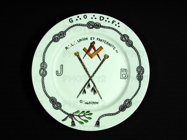 Assiette en porcelaine.