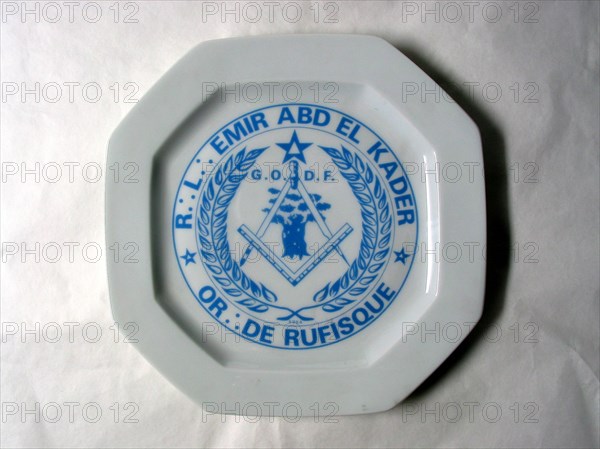 Assiette octogonale en porcelaine.