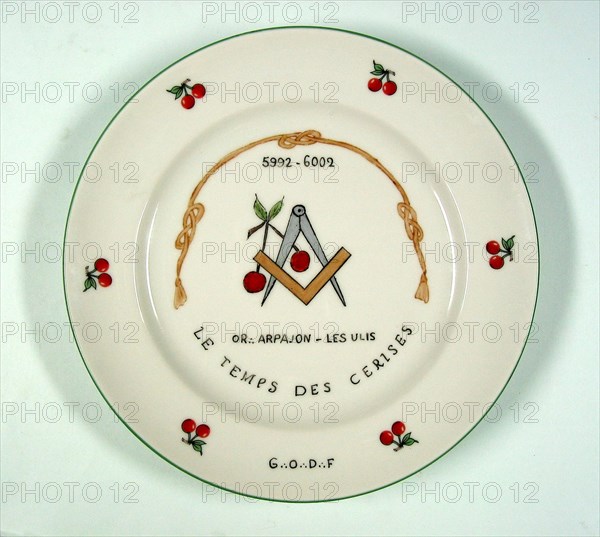 Assiette en porcelaine.