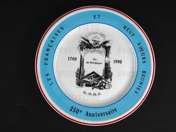 Assiette en porcelaine.