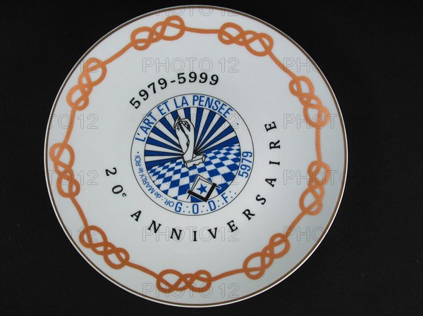 Assiette en porcelaine.