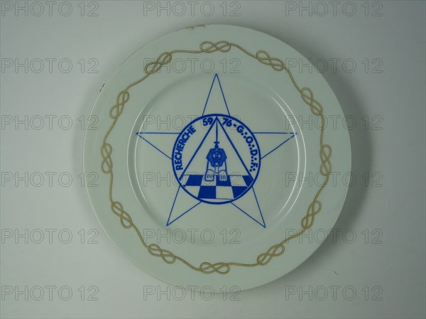 Assiette en porcelaine.