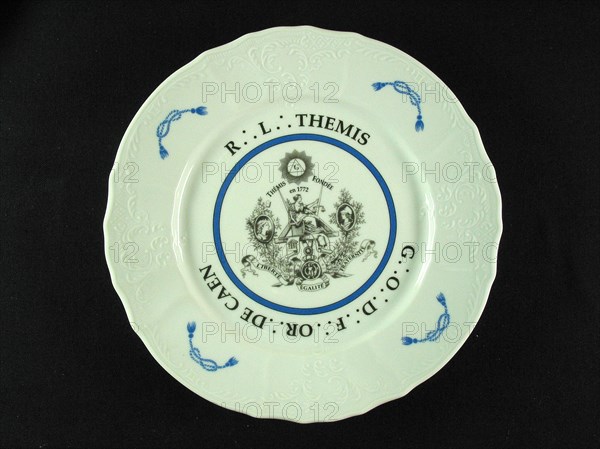 Assiette en porcelaine.