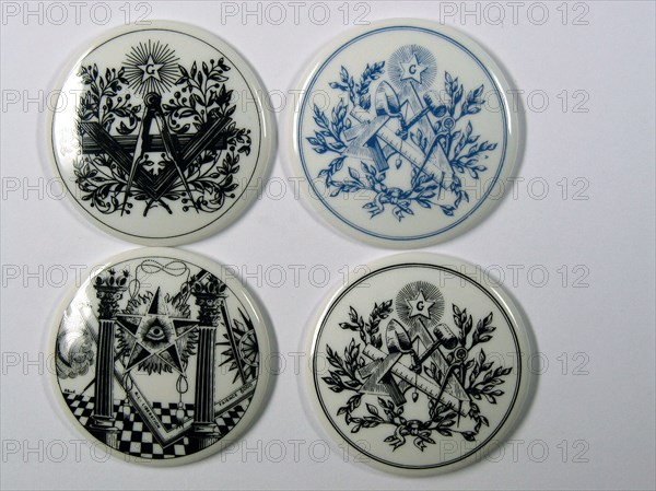 Jetons en porcelaine à décors maçonniques, 5 cm, fin du 20e siècle