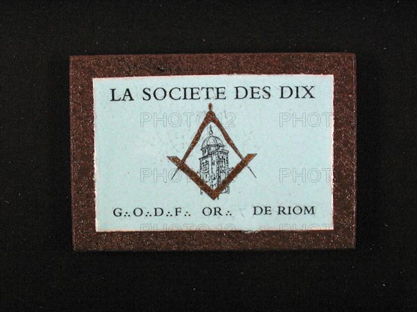 Céramique enchâssée pour la loge La Société des Dix du Grand Orient de France à Riom, 9cm x 13 cm, fin 20e siècle.