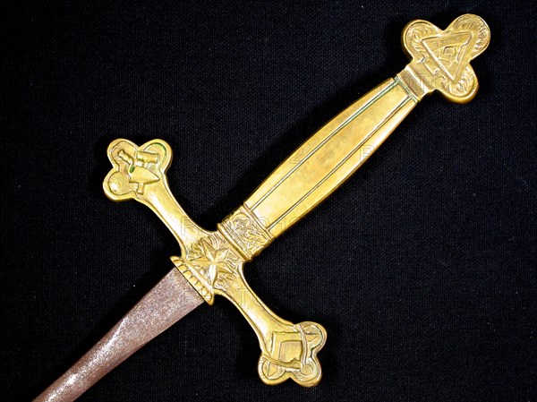 Epée maçonnique à poignée moulée en bronze