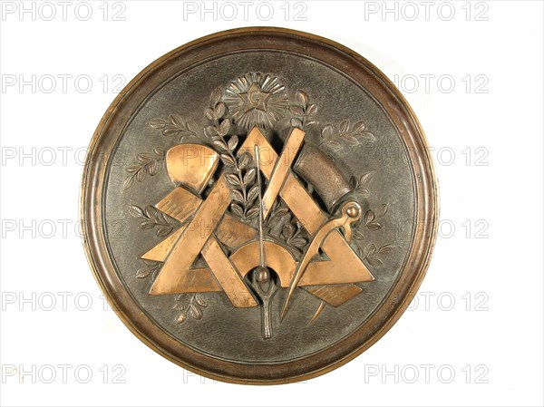 Médaillon en bronze avec une composition « aux outils »