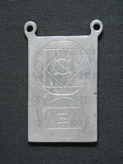 Amulette en plomb gravée de signes ésotériques