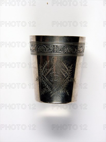 Timbale en métal argentée, gravée de motifs maçonniques