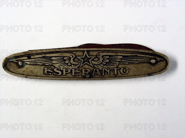 Couteau en métal de la Maison Gloton en faveur de l’espéranto, environ 8 cm, milieu du 20e siècle.