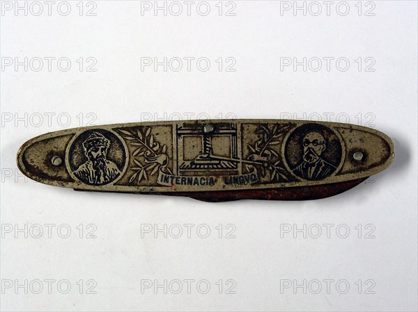 Couteau en métal de la Maison Gloton en faveur de l’espéranto, environ 8 cm, milieu du 20e siècle.