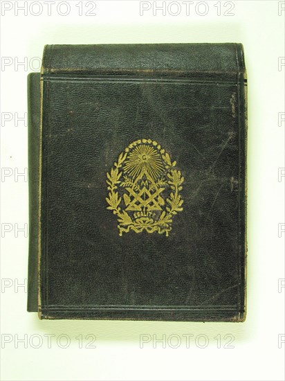 Pochette maçonnique en cuir gravé à usage de rangement de documents et du cordon de Maître, 13 x 14,5 cm, milieu du 19e siècle.