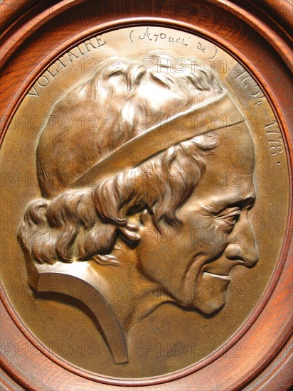 Médaillon en bois en cadre ovale représentant Voltaire (Arouet de) 1694/1778, 43 x 38 cm, fin du 18e siècle ?