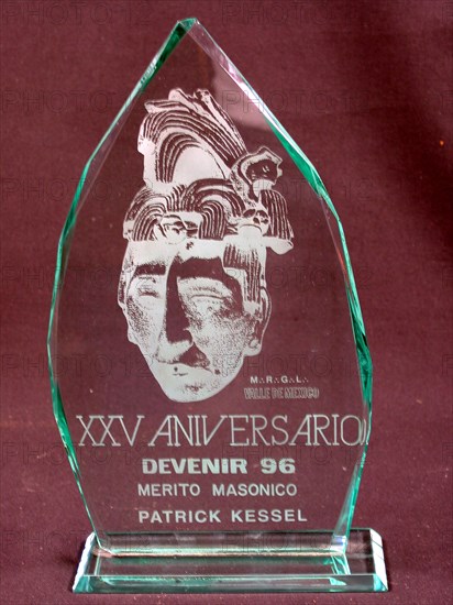 Plaque de verre imprimée offerte par la Maçonnerie mexicaine à Patrick Kessel