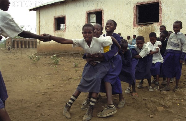 Enfants jouant dans la cour de récréation, 2007