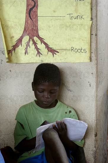 Elève prenant des notes sur son cahier, 2004