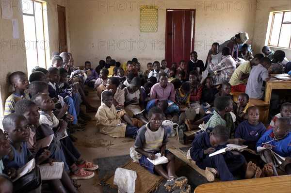 Elèves dans une classe surchargée, 2004